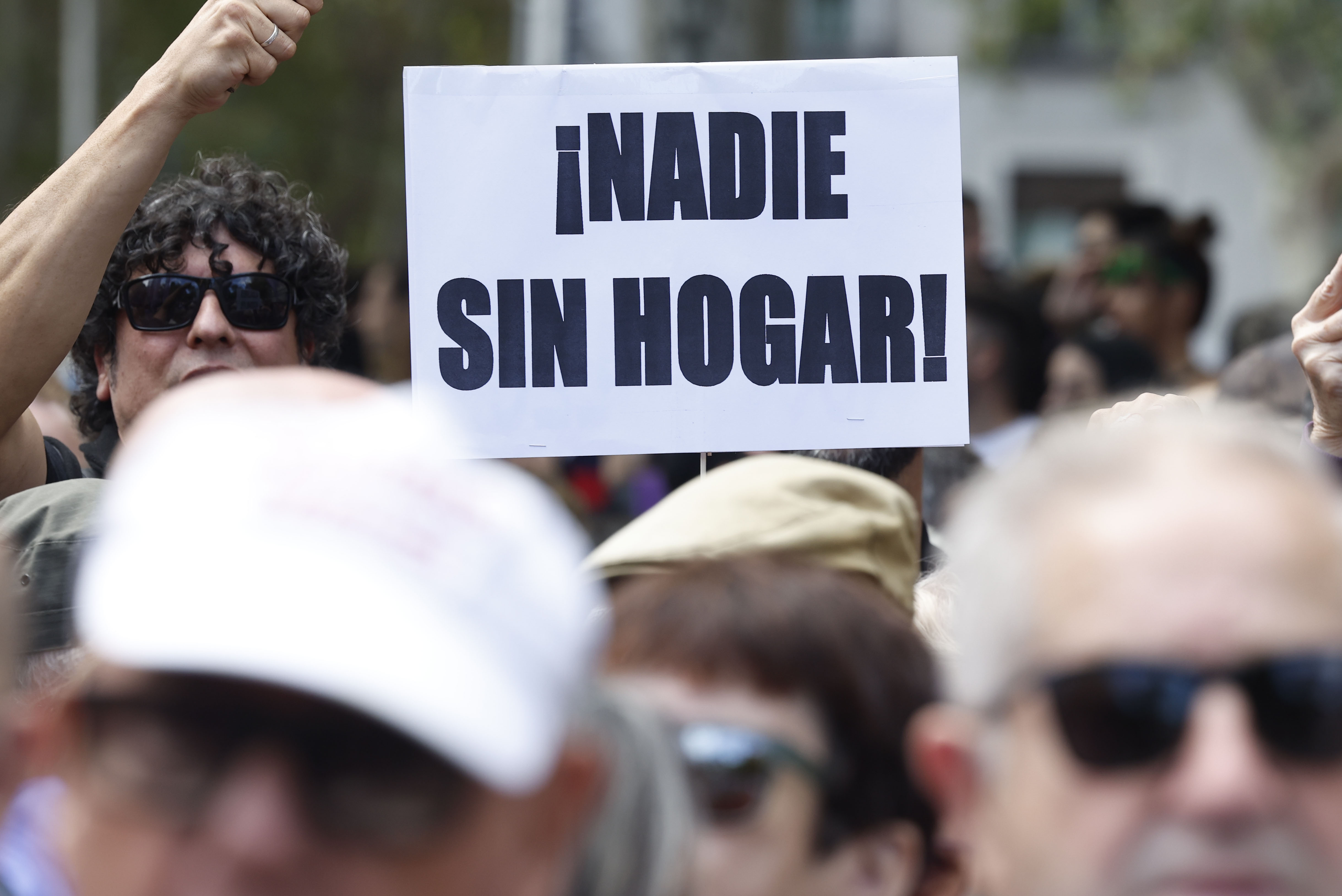 -FOTODELDÍA- vMADRID, 13/10/2024.- Manifestación que bajo el lema 'Se acabó. Bajaremos los alquileres' tiene lugar este domingo en Madrid en reclamo de medidas eficientes que ayuden a contener el precio de la vivienda en alquiler. EFE/Chema Moya