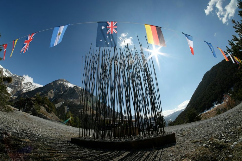 Imagen captada este miércoles en el homenaje que Francia le rindió a las víctimas del vuelo de Germanwings. / AFP