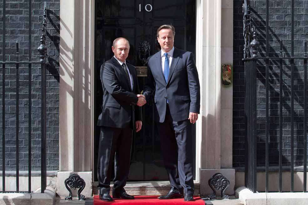 Vladimir Putin, primer ministro ruso, y su similar británico, David Cameron, participarán esta semana en la reunión del G8, en Irlanda. / AFP