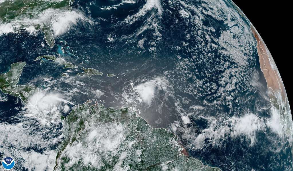 USA8911. MIAMI (ESTADOS UNIDOS), 01/07/2022.- Fotografía satelital cedida este viernes por la Administración Nacional de Océanos y Atmósfera (NOAA) de Estados Unidos a través del Centro Nacional de Huracanes (NHC) donde se aprecia la tormenta tropical "Dos" durante su paso por el Caribe hacia Centroamérica. El potencial ciclón "Dos" se transformó este viernes en "Bonnie", la segunda tormenta tropical de este año en el Atlántico, que se acerca a Nicaragua y Costa Rica con vientos máximos sostenidos de 40 millas por hora (65 km/h), informó el Centro Nacional de Huracanes (NHC) de EE.UU. EFE/ NOAA-NHC/ SÓLO USO EDITORIAL/SÓLO DISPONIBLE PARA ILUSTRAR LA NOTICIA QUE ACOMPAÑA (CRÉDITO OBLIGATORIO)