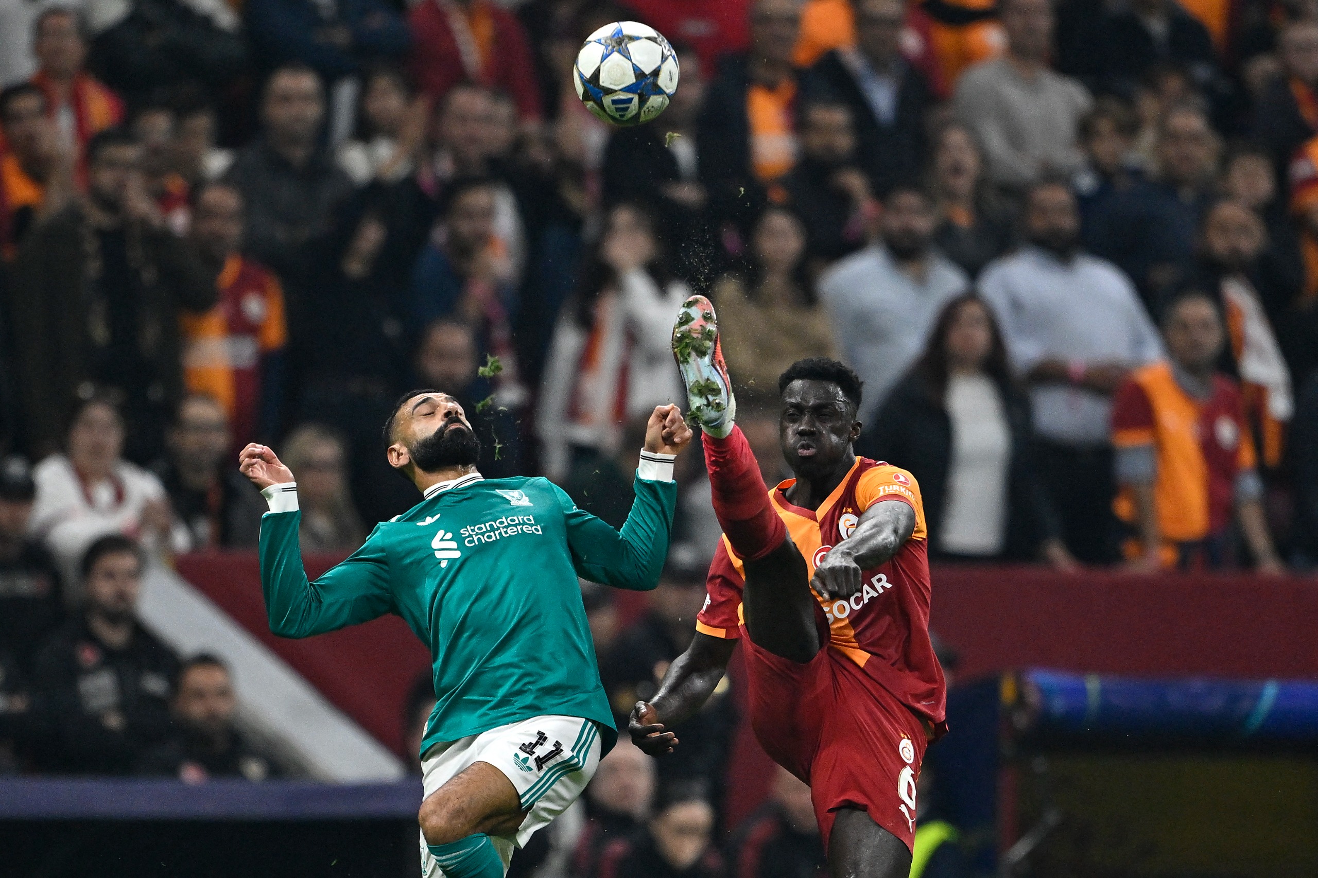 Dávinson Sánchez (der.), defensor colombiano de Galatasaray, disputa un balón con Mohamed Salah, delantero del Liverpool.