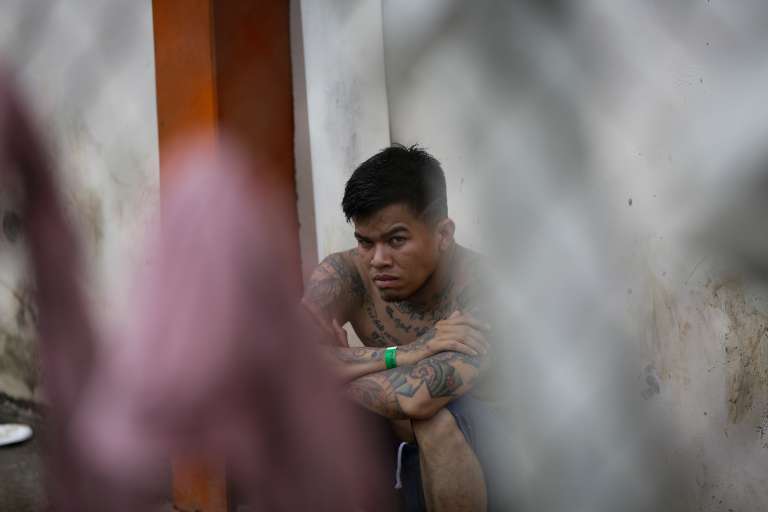 AME1902. CUIDAD DE PANAMÁ (PANAMÁ), 09/11/2022.- Un migrantes de origen venezolano espera hoy, en un refugio temporal para ser enviados a su país de origen, en Ciudad de Panamá (Panamá). Más de 4.000 migrantes irregulares venezolanos han retornado de forma voluntaria a su país desde Panamá en las últimas semanas, gracias sobre todo a donaciones de iglesias y particulares, ya que los viajeros deben costearse el boleto aéreo, afirmaron este miércoles las autoridades. EFE/ Bienvenido Velasco