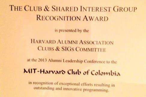 Un interesante debate interno se presenta en la Asociación de estudiantes colombianos de la Universidad de Harvard por la presencia de líderes de la derecha colombiana en esa universidad. Unos defienden la controversia de ideas, otros consideran que se legitima a personas cuestionadas. Aquí el diploma de uno de los premios que ha recibido la asociación por sus actividades / Tomada de Facebook