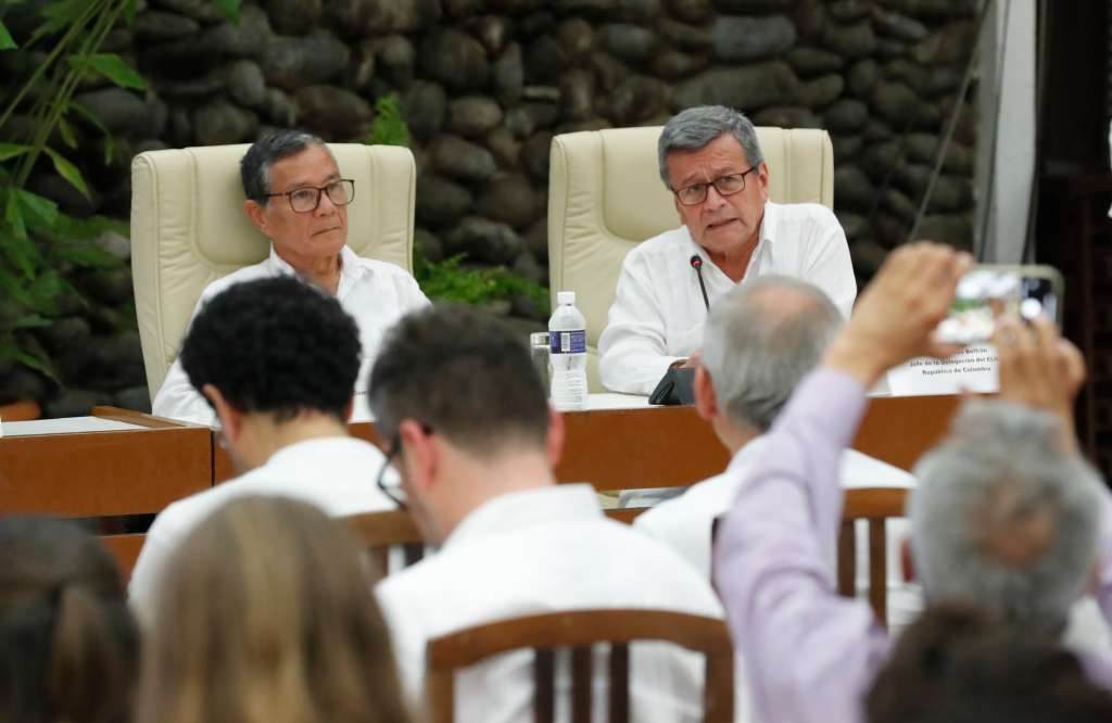 AME5563. LA HABANA (CUBA), 09/06/2023.- El jefe negociador del Ejército de Liberación Nacional (ELN), Israel Ramírez, alias Pablo Beltrán, habla durante el cierre de la tercera ronda de conversaciones de paz hoy en La Habana (Cuba). El jefe negociador del Ejército de Liberación Nacional (ELN), Israel Ramírez, alias Pablo Beltrán, aseguró este viernes que entre las acciones cubiertas en el cese al fuego no están incluidas por el momento las actividades de "financiamiento" de la guerrilla, como el secuestro y la extorsión. EFE/Ernesto Mastrascusa