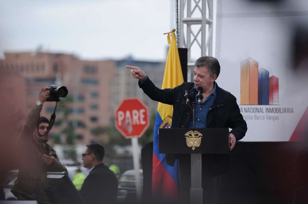 Presidente de Colombia, durante la demolición por implosión del del antiguo edificio del Ministerio de Transporte, ubicado en la calle 26 con carrera 57.