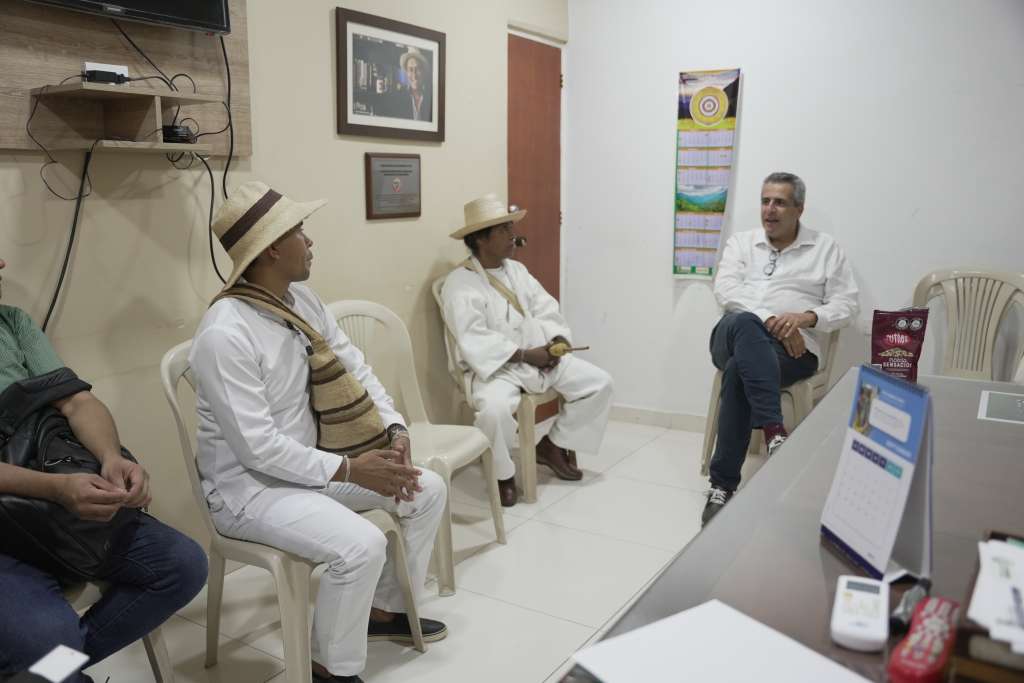 Reunión de los líderes indígenas con el ministro del Interior, Luis Fernando Velasco.