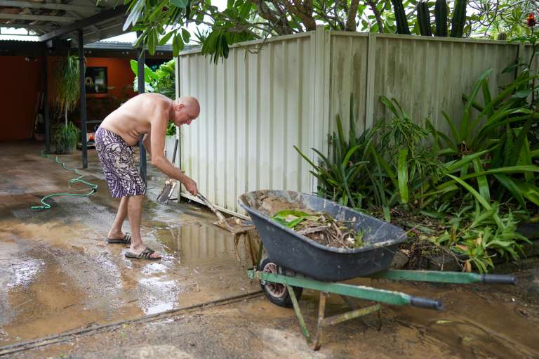 Cairns (Australia), 18/12/2023.- A resident cleans up after floodwaters went through his house in the suburb of Caravonica in Cairns, Queensland, Australia, 18 December 2023. Residents in far north Queensland are bracing for more rain and further significant flooding. EFE/EPA/NUNO AVENDANO AUSTRALIA AND NEW ZEALAND OUT