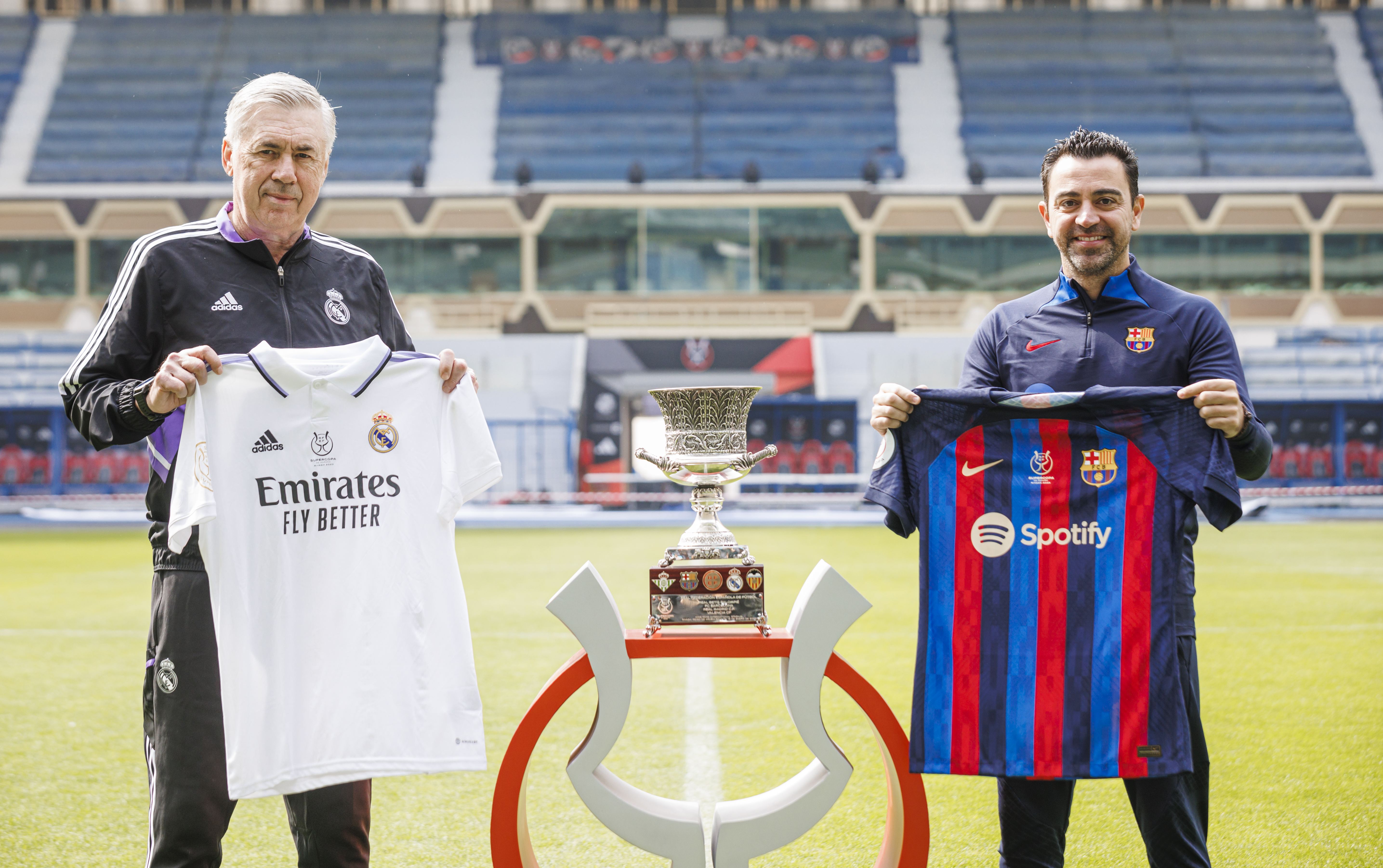 RIAD, 14/01/2023.- El entrenador del Real Madrid, Carlos Ancelotti (i), y el entrenador del Barcelona, Xavi Hernández (d), posan junto al trofeo de la Supercopa de España, este sábado en el estadio Rey Fahd de Riad, escenario este domingo del partido por el título. EFE/RFEF/Pablo García -SOLO USO EDITORIAL/SOLO DISPONIBLE PARA ILUSTRAR LA NOTICIA QUE ACOMPAÑA (CRÉDITO OBLIGATORIO)-