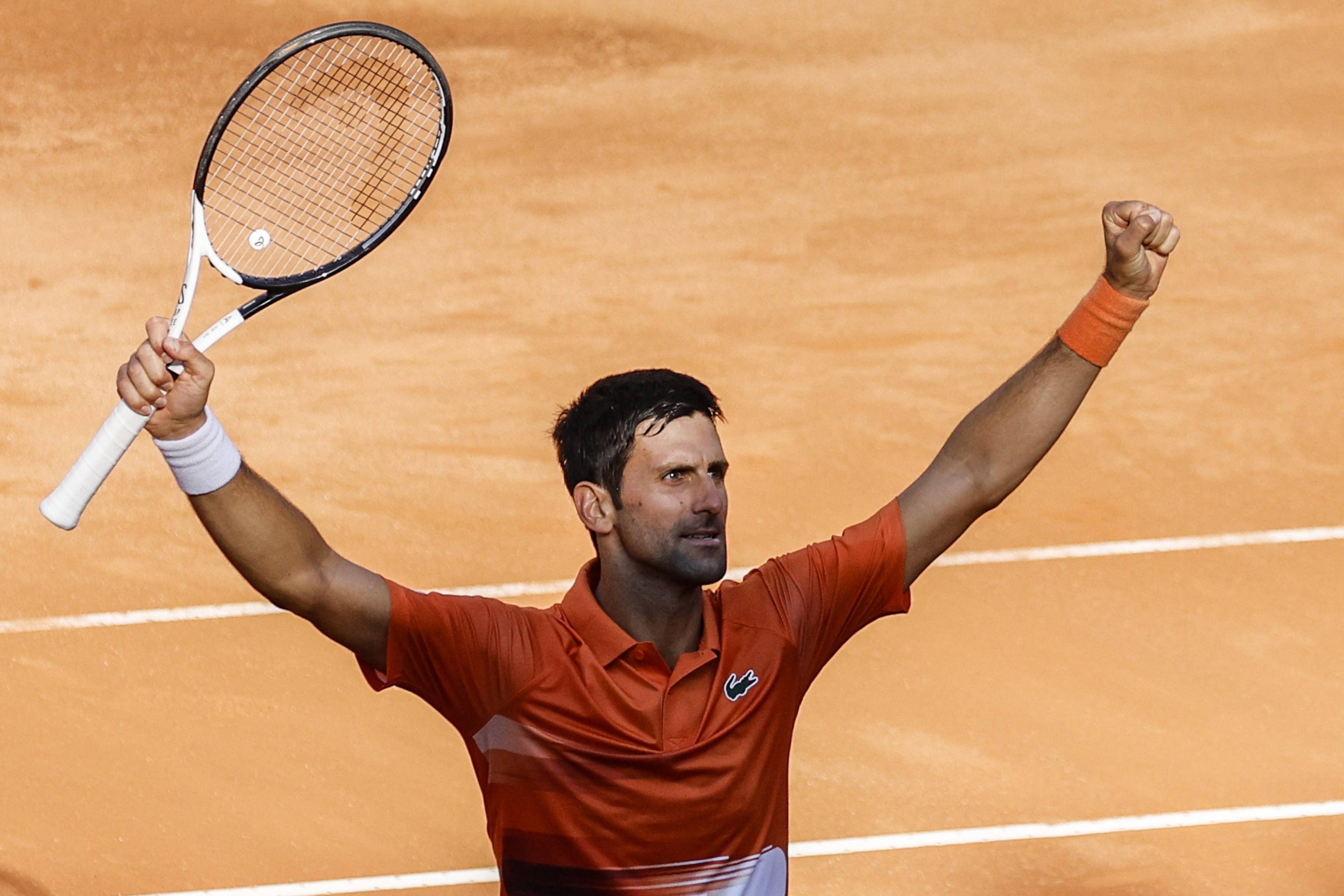 Rome (Italy), 15/05/2022.- Novak Djokovic of Serbia celebrates after winning his men's singles final match against Stefanos Tsitsipas of Greece at the Italian Open tennis tournament in Rome, Italy, 15 May 2022. (Tenis, Grecia, Italia, Roma) EFE/EPA/FABIO FRUSTACI