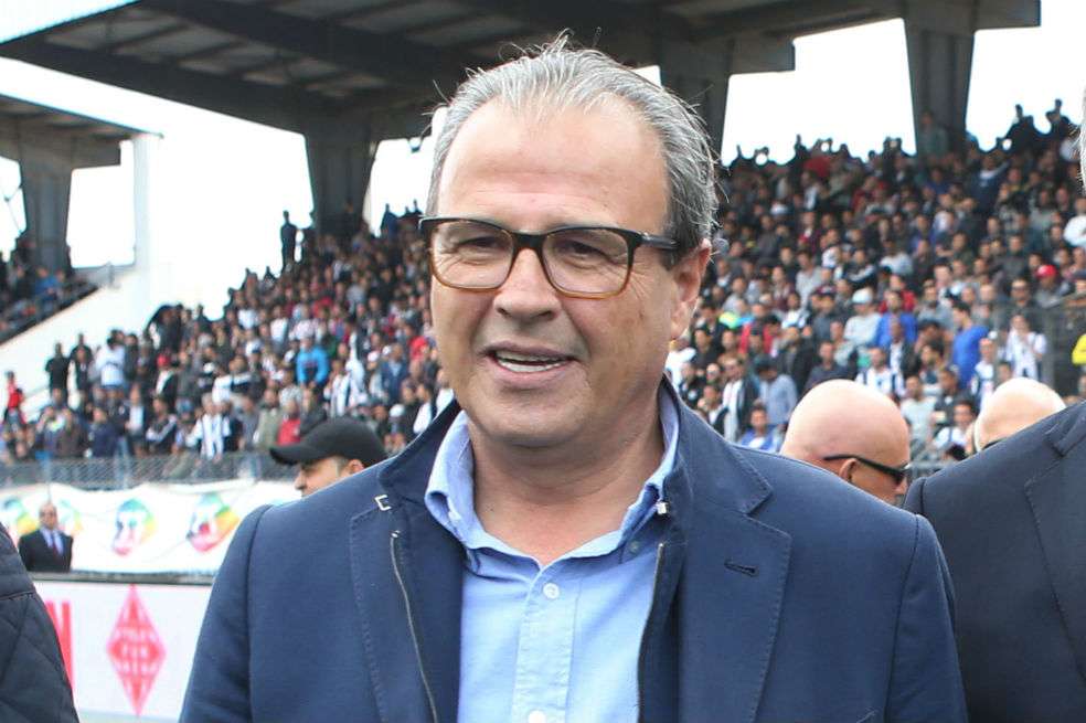 El presidente del Club Sfaxien, Moncef Khemakhem, suspendido de por vida de toda actividad en el fútbol. / AFP