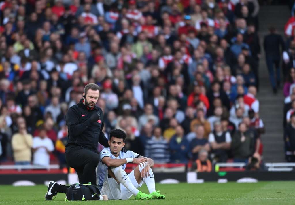 London (United Kingdom), 09/10/2022.- Liverpool's Luis Diaz receives medical attention during the English Premier League soccer match between Arsenal FC and Liverpool FC in London, Britain, 09 October 2022. (Reino Unido, Londres) EFE/EPA/ANDY RAIN EDITORIAL USE ONLY. No use with unauthorized audio, video, data, fixture lists, club/league logos or 'live' services. Online in-match use limited to 120 images, no video emulation. No use in betting, games or single club/league/player publications