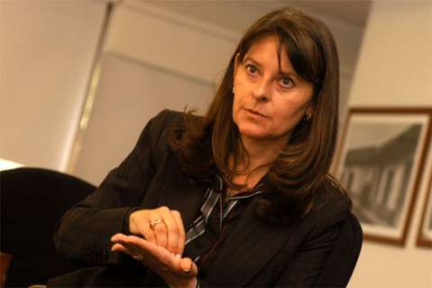"Referendo por la paz pretenden confundirlo con la reelección": Martha L. Ramírez