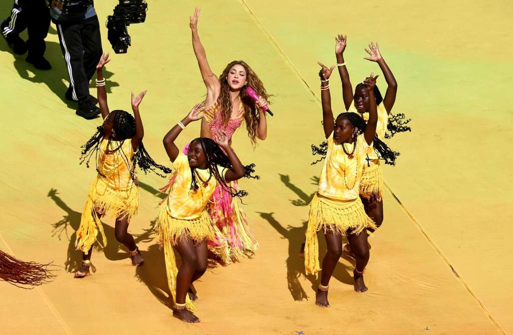 El look que eligió Shakira para su presentación fue un custom de la firma italiana Roberto Cavalli. / EFE/ EPA/ Ronald Wittek