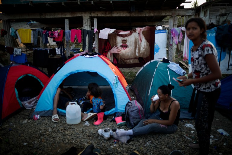 -FOTOGALERÍA- AME4250. BAJO CHIQUITO (PANAMÁ), 21/03/2023.- Personas migrantes descansan en la comunidad de Bajo Chiquito tras días de caminar por la selva, el 10 de marzo de 2023, en Darién (Panamá). "Guerreros", repiten las madres, hijos guerreros que han aguantado largas caminatas, hambre, sed, el calor, picaduras de insectos, superar ríos y cerros, para sobrevivir a la selva del Darién en su ruta hacia Estados Unidos. Recién salidos de esta selva que hace de frontera natural entre Colombia y Panamá, los migrantes llegan hasta la conocida como Quebrada del León, donde les esperan unas piraguas de indígenas que los descenderán por el casi seco río Tuquesa hasta Bajo Chiquito, una pequeña población emberá donde podrán al fin reposar tranquilos. EFE/ Bienvenido Velasco