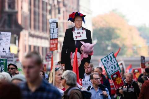 Miles de personas protestan contra David Cameron en Manchester