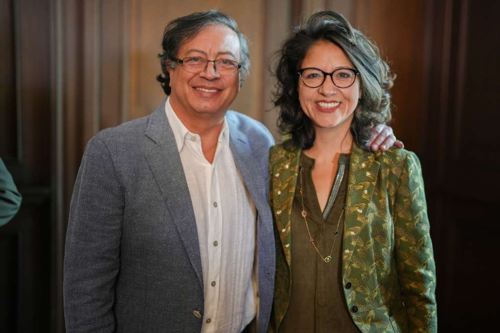 Presidente Petro y la recién posesionada Ruth Maritza Quevedo, experta comisionada de la Comisión de Regulación de Agua Potable y Saneamiento Básico.