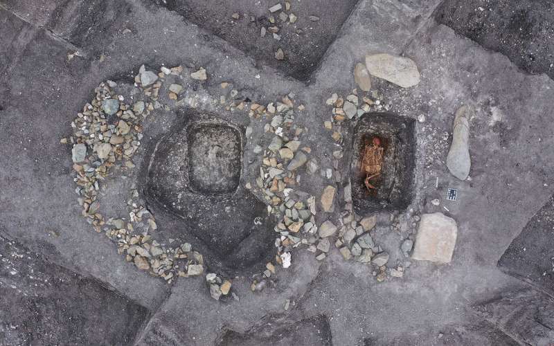 Tumba yamnaya de un jinete hallada en Malomirovo (Bulgaria). Murió entre los 65 y los 75 años.
