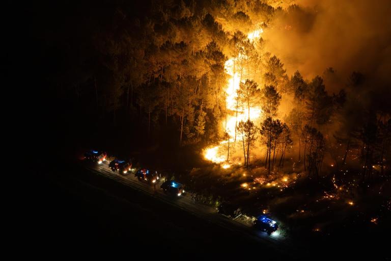 Una fotografía facilitada por el Servicio Departamental de Bomberos y Rescate 33 (SDIS 33) muestra a los bomberos combatiendo un incendio cerca de Le Porge, en el suroeste de Francia, el 29 de julio de 2026, mientras un incendio forestal se propaga por el bosque de la Gironda. EFE/EPA/SDIS33/BENOIT VEGA FOTOGRAFÍA DE PRENSA