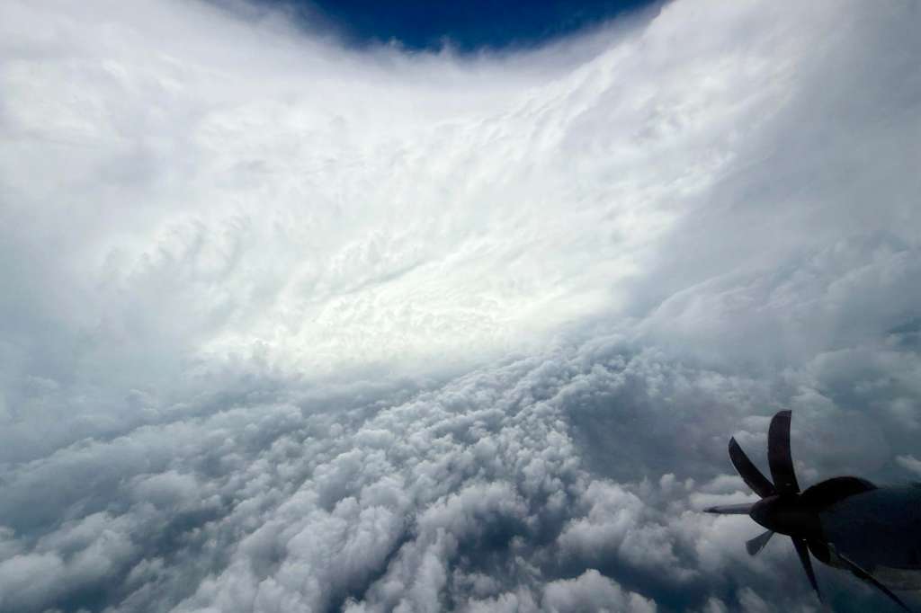 USA5813. MIAMI (FL, EEUU), 28/10/2025.- Fotografía cedida por la Fuerza Aérea de Estados Unidos fechada el 27 de octubre de 2025 que muestra el huracán Melissa durante un sobrevuelo de la tripulación de la Reserva del 53.º Escuadrón de Reconocimiento Meteorológico, conocidos como los 'cazahuracanes'. Los efectos del huracán Melissa, de categoría 5, golpean ya Jamaica con vientos catastróficos y lluvias torrenciales y se prevé que tocará tierra en esta isla las "próximas horas" manteniendo su intensidad extrema, informó este martes el Centro Nacional de Huracanes (NHC) de Estados Unidos. EFE/Mark Withee/Fuerza Aérea de EE.UU. /SOLO USO EDITORIAL /NO VENTAS /SOLO DISPONIBLE PARA ILUSTRAR LA NOTICIA QUE ACOMPAÑA /CRÉDITO OBLIGATORIO