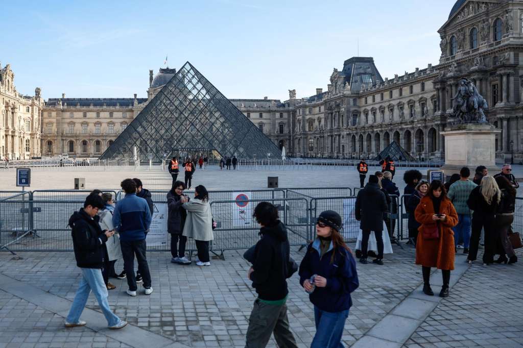 Paris (France), 19/01/2026.- People stand outside the closed Louvre Museum in Paris, France, 19 January 2026. The Louvre closed its doors for the third time after staff extended a strike that began in mid-December, demanding improved working conditions. (Francia) EFE/EPA/Mohammed Badra