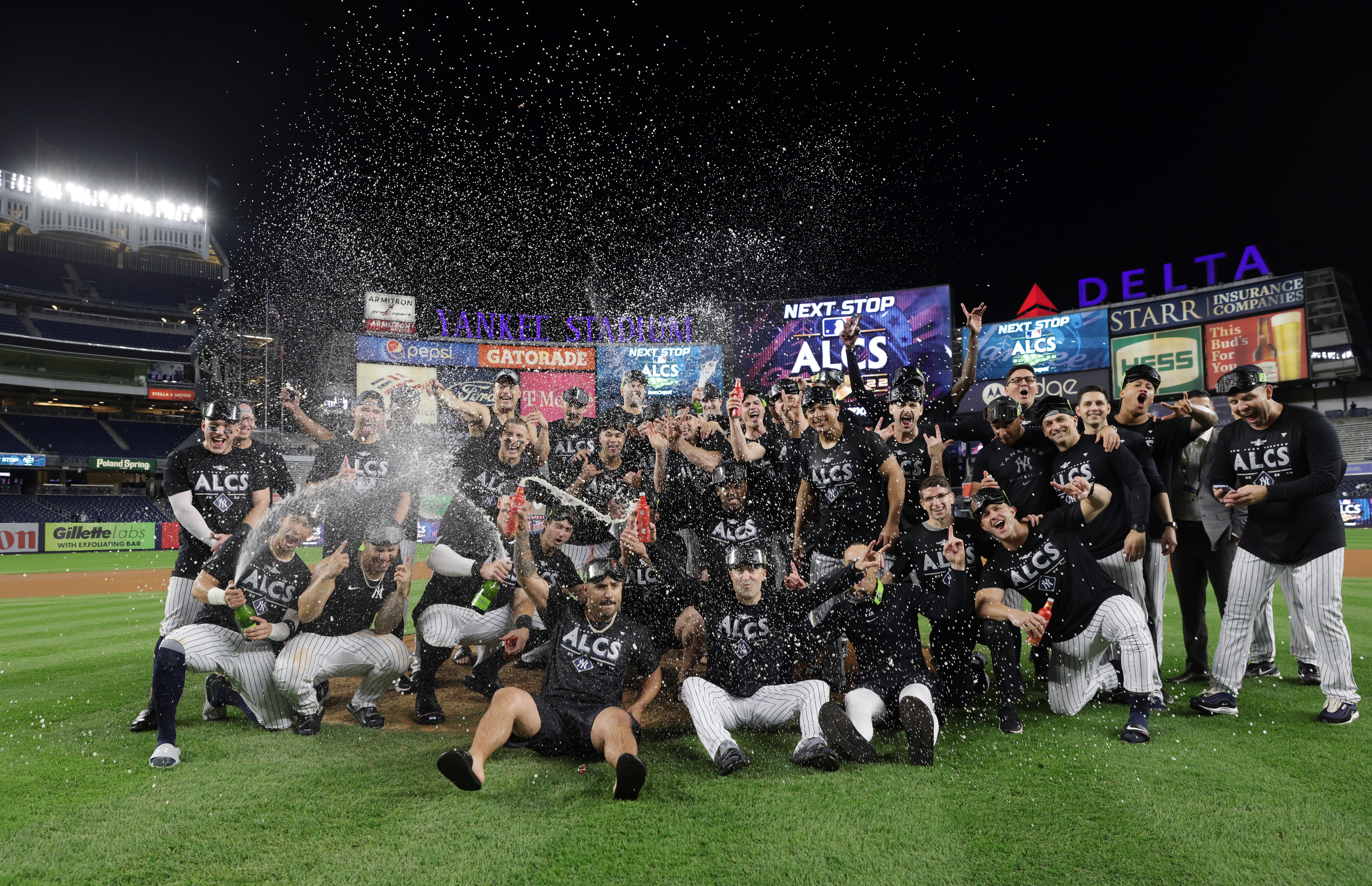 New York (United States), 18/10/2022.- New York Yankees players celebrate after the Yankees defeated the Cleveland Guardians in the fifth game of the American League Division Series at Yankee Stadium in the Bronx borough of New York, New York, USA, 18 October 2022. The Yankees win the best-of-five series 3 games to 2 and advance to play the Houston Astros in the American League Championship Series. (Liga de Campeones, Estados Unidos, Nueva York) EFE/EPA/JUSTIN LANE