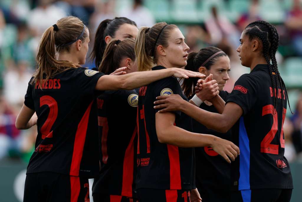 SEVILLA, 11/05/2025.- Las jugadoras del FC Barcelona celebran el gol de Alexia Putellas para el 0-7 en el partido de Liga F disputado ante el Real Betis este domingo en la Ciudad Deportiva Luis del Sol en Sevilla. EFE/Julio Muñoz