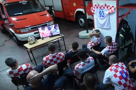 Así piden los bomberos croatas que los dejen ver la semifinal del Mundial