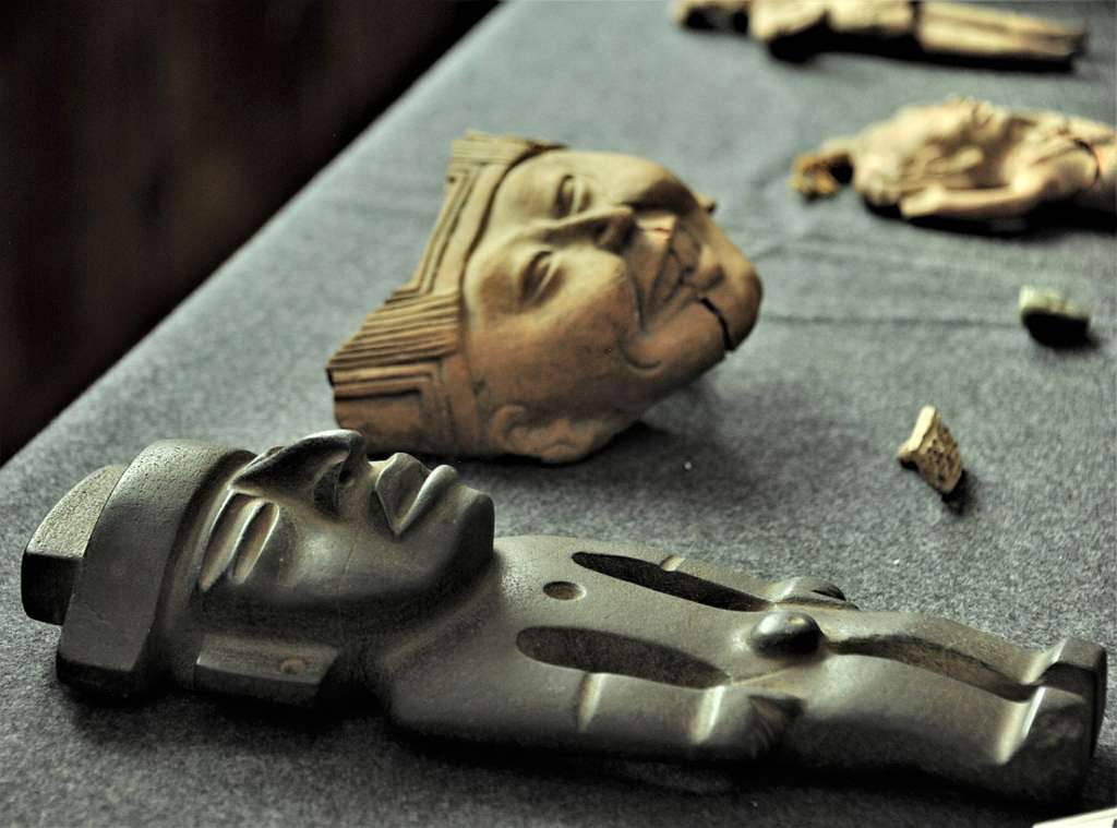 MEX1366. CIUDAD DE MÉXICO (MÉXICO), 19/04/2022.- Fotografía cedida hoy por el Instituto Nacional de Antropología e Historia (INAH), que muestra piezas arqueológicas recuperadas. Una veintena de bienes precolombinos elaborados por las culturas mesoamericanas, así como de un par de volúmenes impresos de los siglos XVII y XVIII, estos últimos sustraídos durante la intervención estadounidense en México (1847-1848) fueron regresados al país desde Estados Unidos, informó este martes el Gobierno de México. EFE/Instituto Nacional de Antropología e Historia /SOLO USO EDITORIAL/SOLO DISPONIBLE PARA ILUSTRAR LA NOTICIA QUE ACOMPAÑA (CRÉDITO OBLIGATORIO)