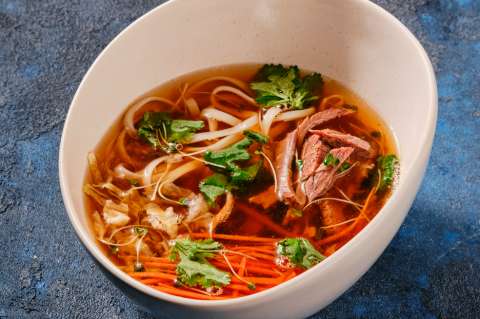 Sopa de fideos con verdura en cinco sencillos pasos
