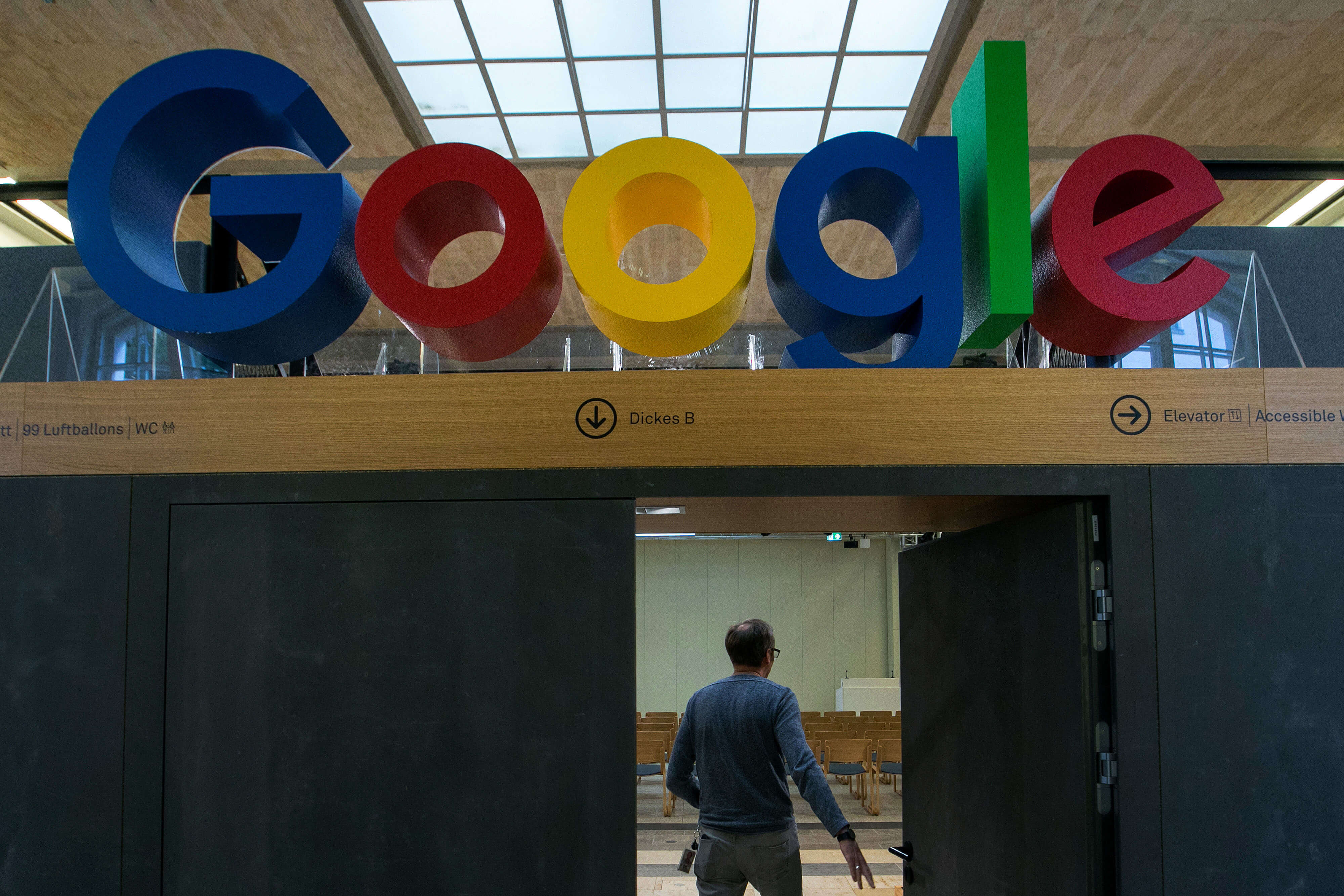 The Wall Street Journal informó que el Departamento de Justicia dirigía una investigación antimonopolio que apuntaba a Google. / Bloomberg News.