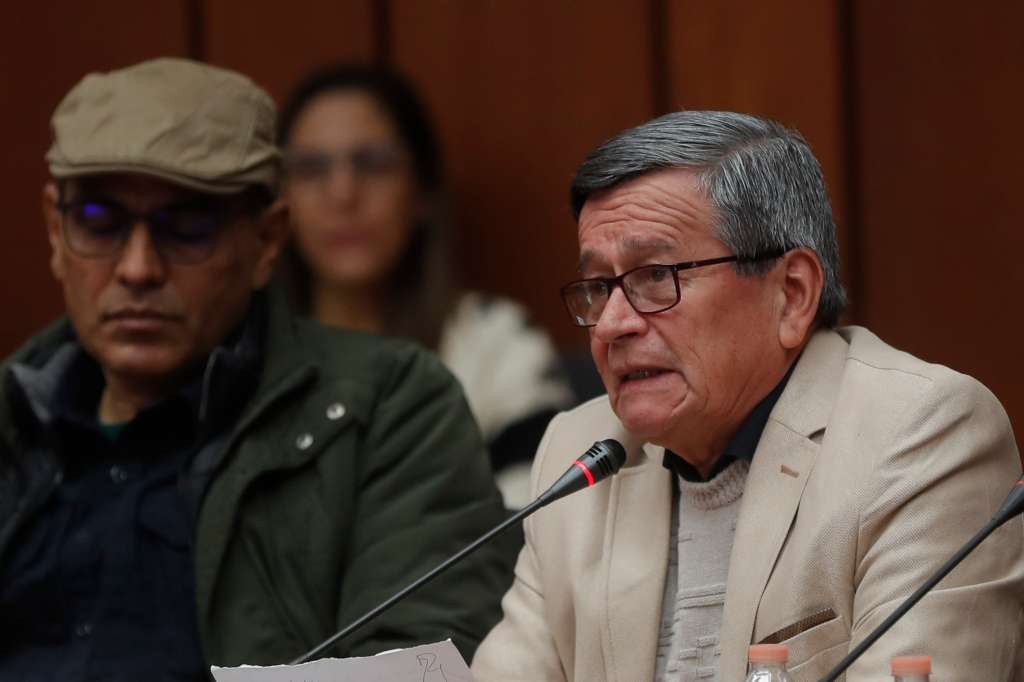 MEX4726. CIUDAD DE MÉXICO (MÉXICO), 17/12/2023.- El jefe de la delegación del Ejército Liberación Nacional en la Mesa (ELN), Pablo Beltrán (d), habla en la clausura del quinto ciclo de la Mesa de Diálogos de Paz entre el Gobierno de Colombia y el Ejército de Liberación Nacional-ELN hoy en la Ciudad de México. (México). La Mesa de Diálogos para la Paz entre el Gobierno de Colombia y el Ejército de Liberación Nacional se trasladará a Cuba a inicios de 2024, mientras el quinto ciclo concluye en Ciudad de México, con avances ‘firmes’ hacia la paz como el compromiso de la guerrilla de cesar los secuestros con fines económicos. EFE/ Isaac Esquivel