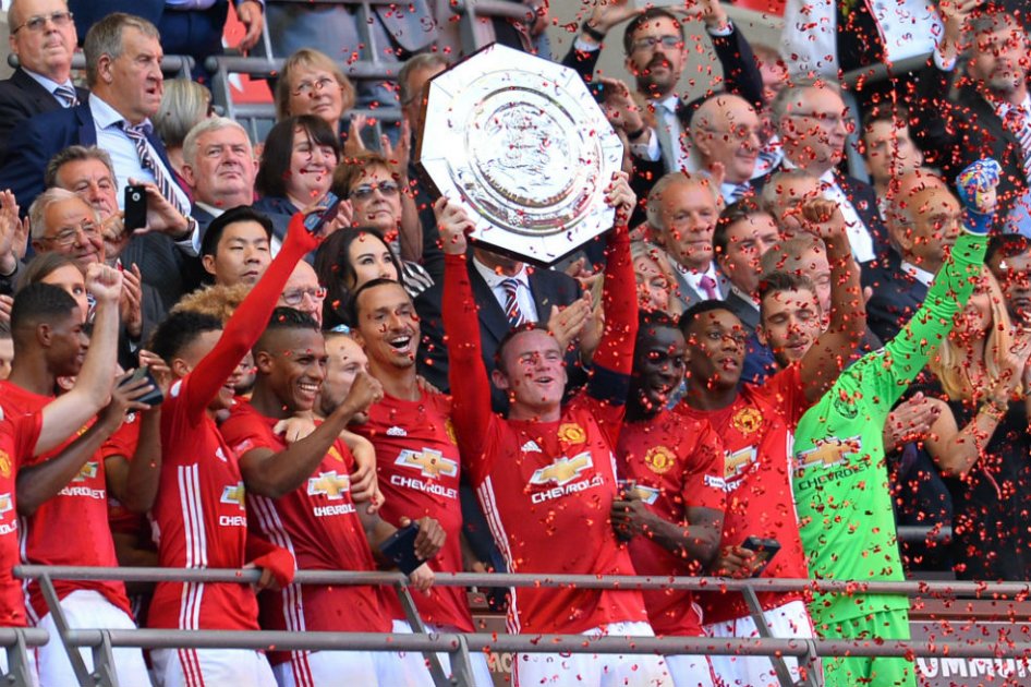 Wayne Rooney levanta el titulo de la Community Shield. Foto: AFP