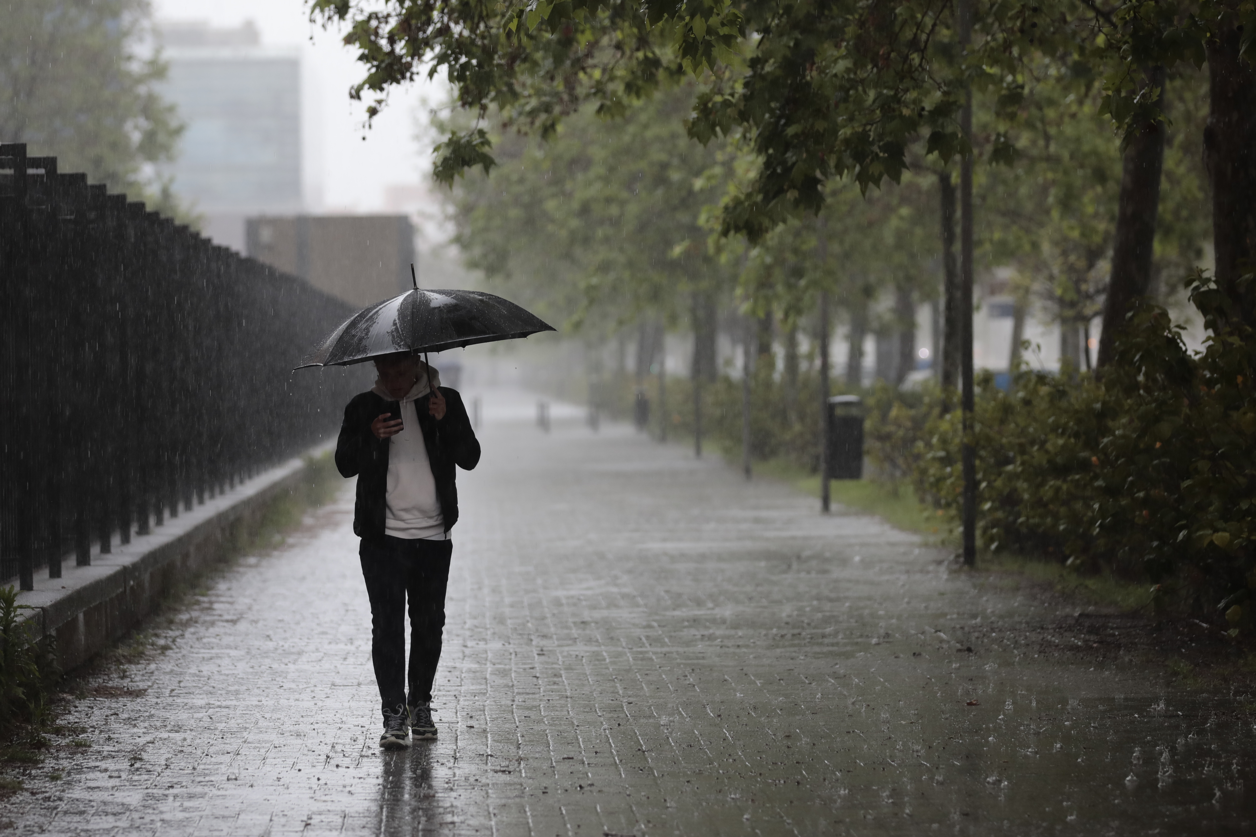 -FOTODELDIA- GRAFCVA5539. VALENCIA, 03/05/2022.- El cielo de la Comunitat Valenciana permanecerá este martes nuboso o cubierto, con precipitaciones fuertes y persistentes que irán acompañadas de tormenta, el viento soplará flojo o moderado con predominio de la componente noreste en Castellón y Valencia, y las temperaturas mínimas registrarán un ligero ascenso, mientras que las máximas serán algo más bajas.EFE/ Ana Escobar