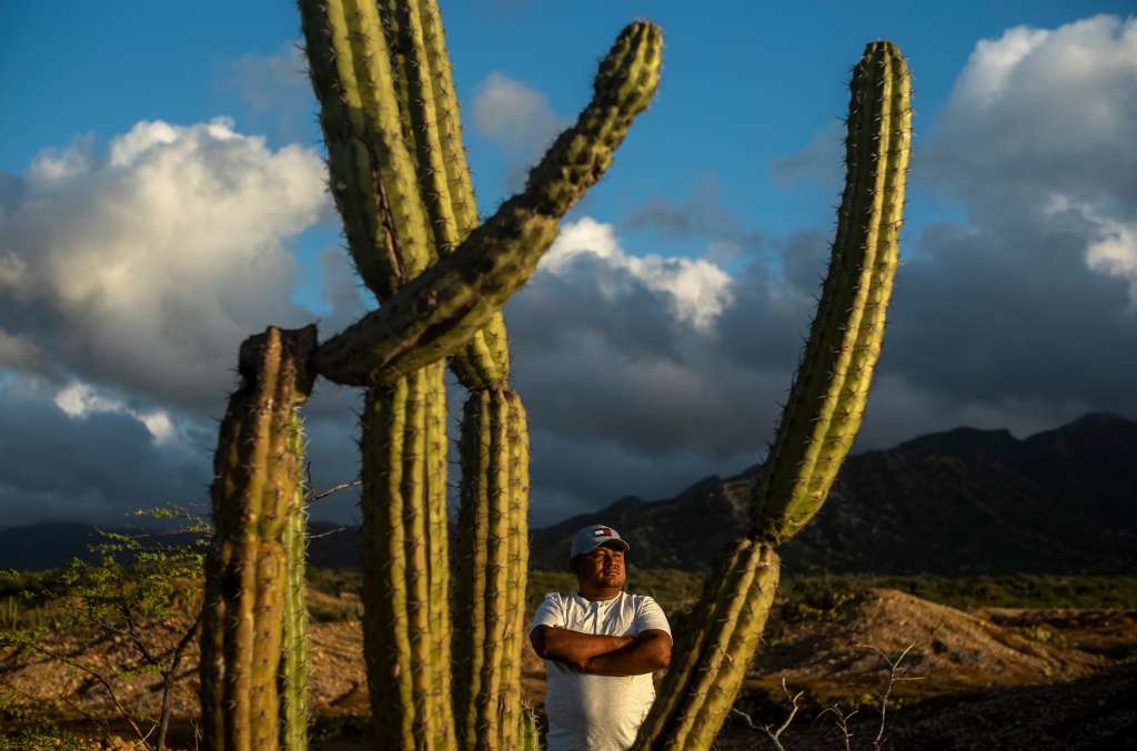 Aristótele Palmar García, inspector de policía wayuu, afirmó haber participado en el entierro de los dos cuerpos que aparecieron en la playa de Puerto López, Colombia, el 22 de diciembre de 2025. La embarcación y los restos chamuscados en la playa parecen ser la primera evidencia física de la campaña estadounidense contra los llamados "narcoterroristas".