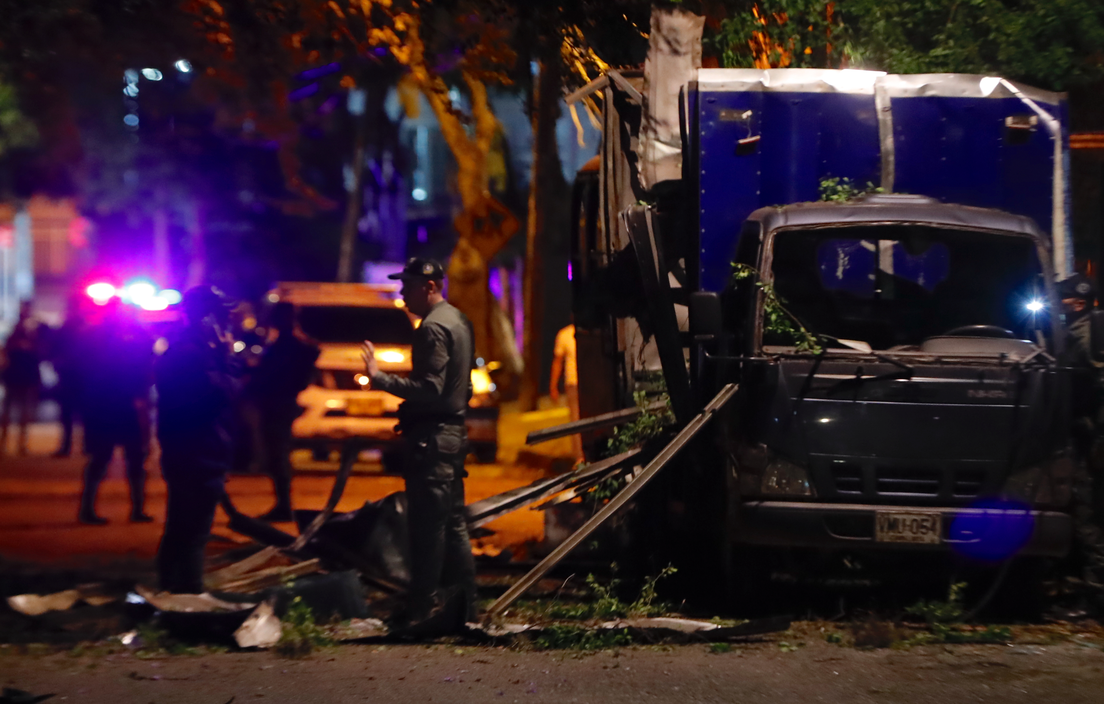 AME4798. CALI (COLOMBIA), 04/04/2024.- Integrantes de la Policía de Colombia inspeccionan el lugar donde artefactos explosivos improvisados estallaron afuera del Cantón Militar de la Tercera Brigada del Ejército, este jueves en el barrio Meléndez de Cali (Colombia). Según las primeras informaciones entregadas por la Tercera Brigada del Ejército hasta el momento no se registran heridos ni fallecidos. EFE/ Ernesto Guzmán