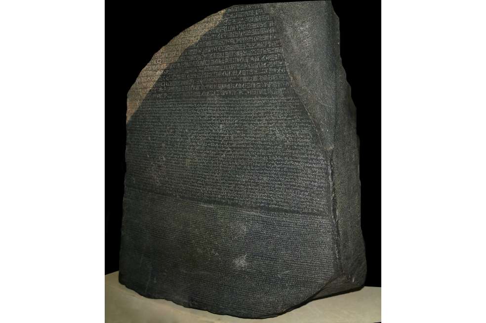 La piedra de Rosetta, se encuentra en el Museo Británico, y data del año 196 antes de Cristo.