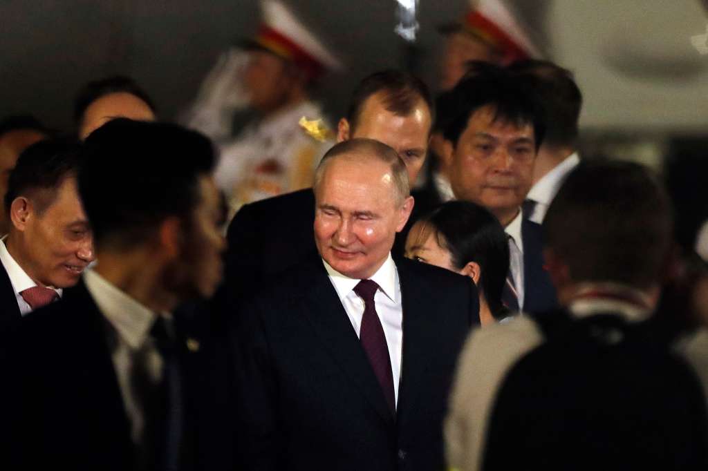 Hanoi (Viet Nam), 19/06/2024.- Russian President Vladimir Putin (C) arrives at Noi Bai international airport in Hanoi, Vietnam, early 20 June 2024. Putin arrived in Vietnam in the early hours of 20 June following his visit to North Korea the previous day. (Rusia) EFE/EPA/LUONG THAI LINH