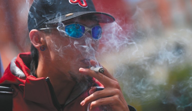 Prohibir o prevenir: el dilema de regular el consumo de drogas en espacio público