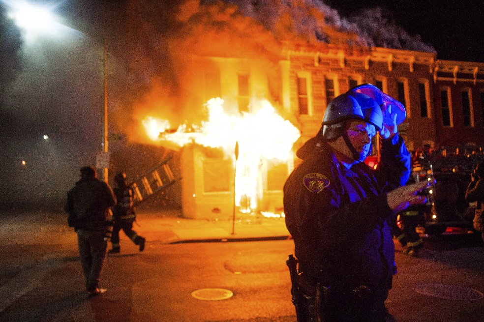 Más de cinco mil policías están desplegados en Baltimore (Maryland) por los disturbios desatados por los excesos de la policía contra los afroamericanos. / AFP