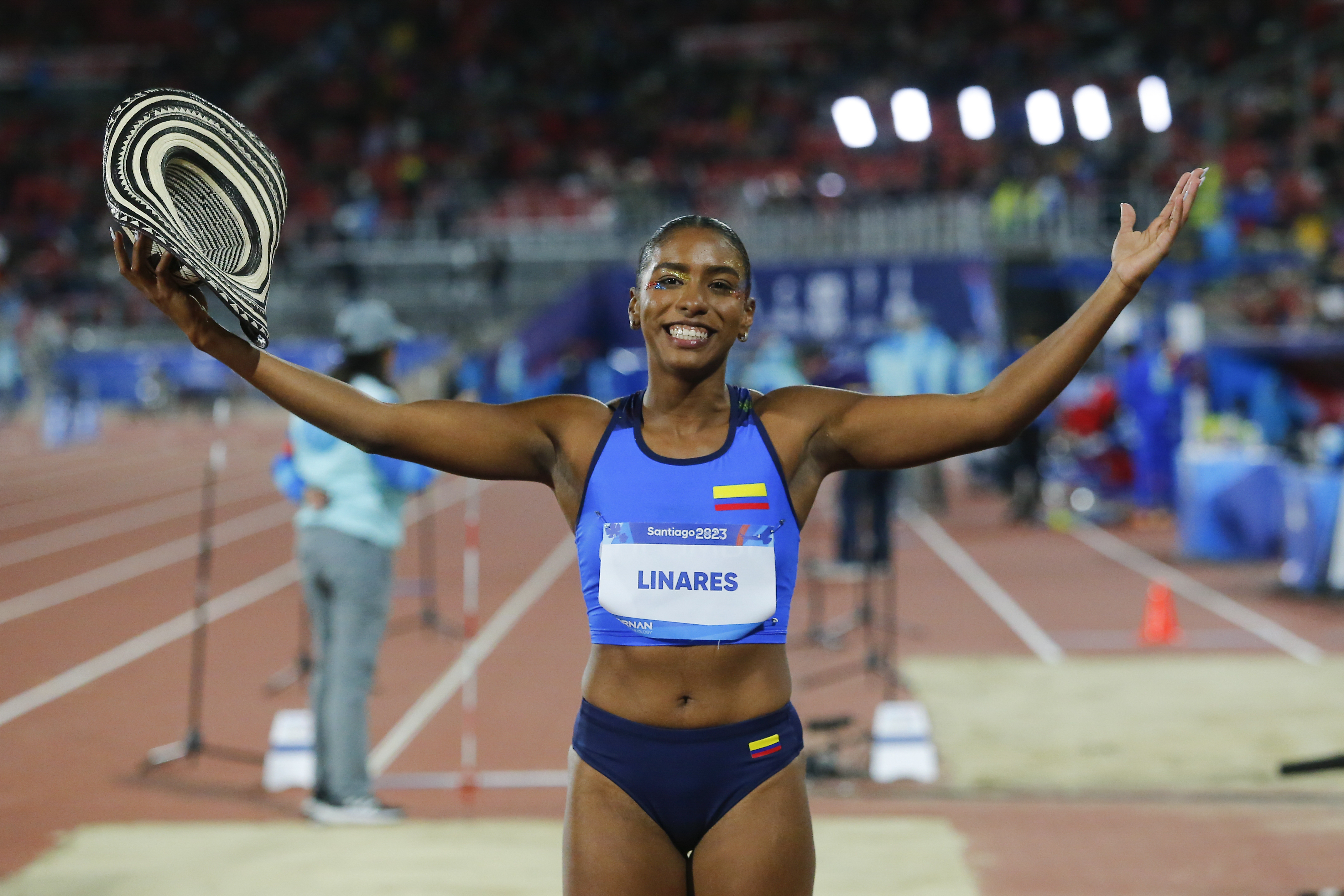 EVE4189. SANTIAGO (CHILE), 30/10/2023.- Natalia Carolina Linares de Colombia celebra al ganar la medalla de oro en salto de longitud femenino hoy, durante los Juegos Panamericanos 2023 en Santiago (Chile). EFE/ Esteban Garay