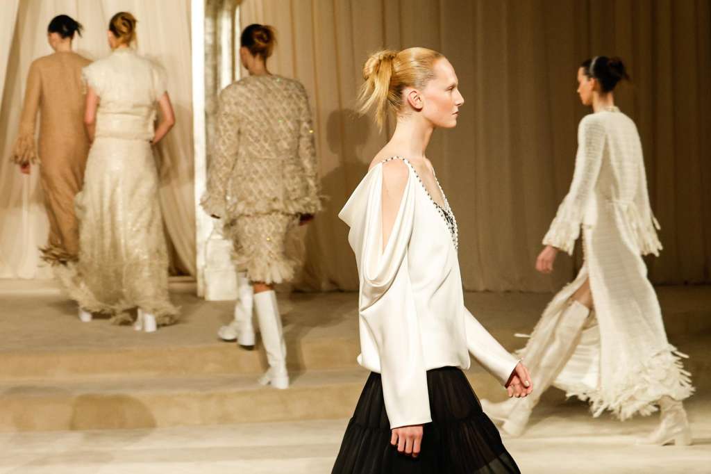 Paris (France), 08/07/2025.- Models present creations from the Haute Couture Autumn/Winter 2025/2026 collection by Chanel during Paris Fashion Week, in Paris, France, 08 July 2025. The presentation of the women's Haute Couture collections runs from 07 to 11 July 2025. (Moda, Francia) EFE/EPA/MOHAMMED BADRA