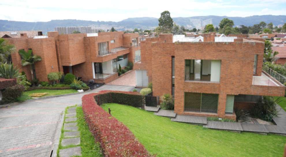 En el predio se construyeron dos casas gemelas de dos pisos, cada una con cinco habitaciones, zonas de bienestar, sauna, turco y cancha de fútbol 5.