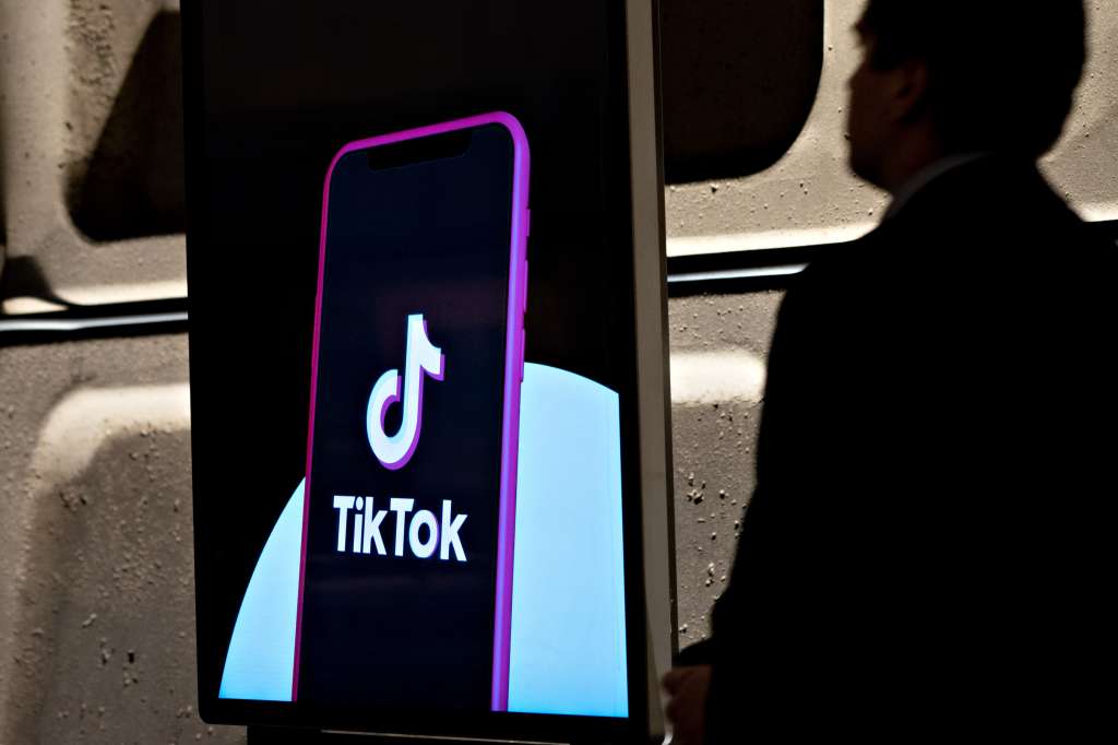 Un anuncio de TikTok en una estación de metro en Washington, DC, EE. UU.