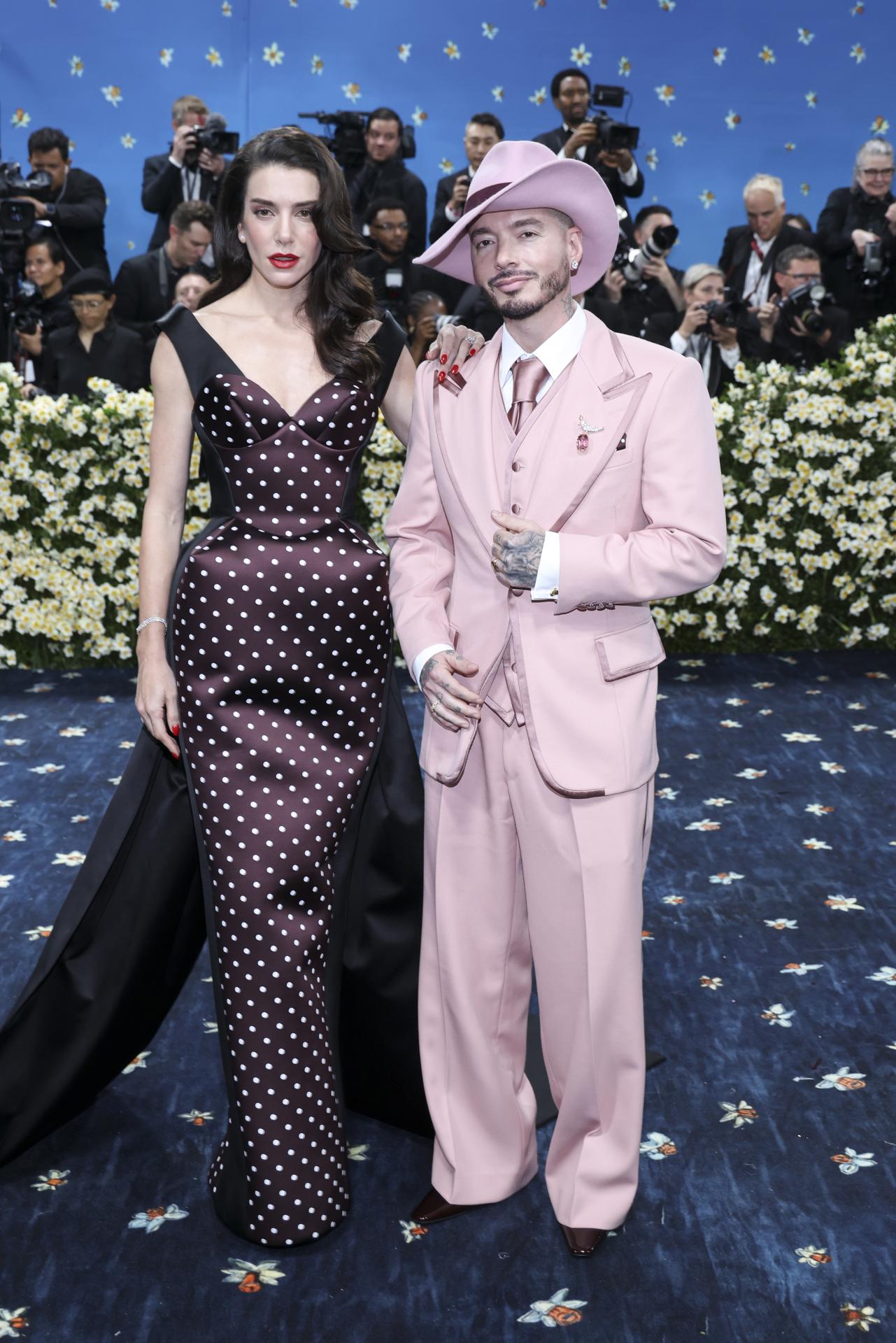 NEW YORK (United States), 05/05/2025.- Valentina Ferrer (L) and J Balvin (R) pose on the red carpet for the 2025 Met Gala, the annual benefit for the Metropolitan Museum of Art's Costume Institute, in New York, New York, USA, 05 May 2025. The event coincides with the Met Costume Institute's spring 2025 exhibition ‘Superfine: Tailoring Black Style’ which will be on view from 10 May 2025 through 26 October 2025.  (Nueva York) EFE/EPA/JUSTIN LANE
