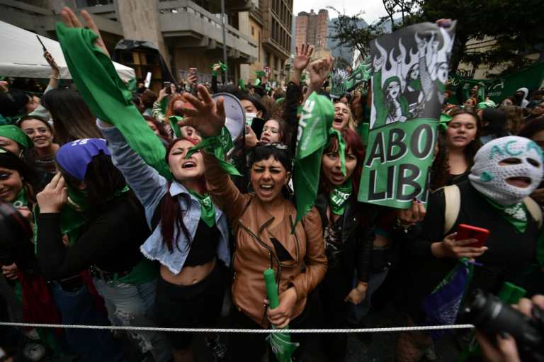 La iniciativa contó con el apoyo de cinco magistrados: José Fernando Reyes Cuartas, Rojas Ríos, Lizarazo, el conjuez Julio Andrés Ossa y la única mujer que votó a favor la magistrada Diana Fajardo.