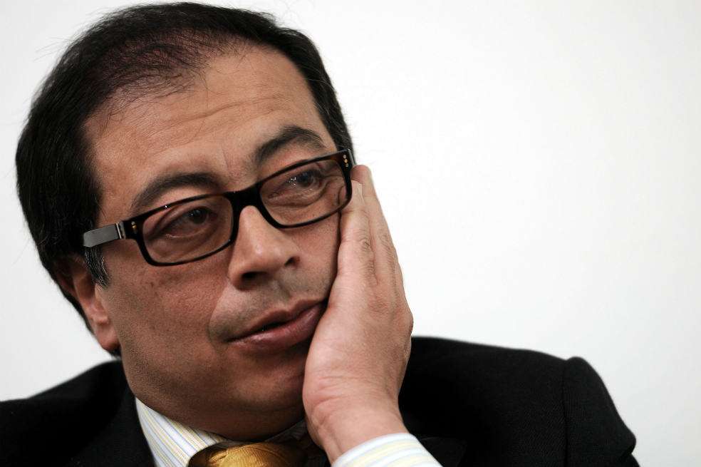 Gustavo Petro, alcalde de Bogotá, en su despacho en el Palacio Liévano, edificio al que la semana pasada llegó un infiltrado que grabó su estrategia para implementar el plan público de aseo. / Gabriel Aponte