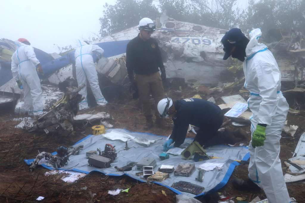 AME9488. LA PLAYA DE BELÉN (COLOMBIA), 29/01/2026.- Personal de búsqueda y rescate remueve este jueves, los restos de un avión que se estrelló el 28 de enero de 2026 en zona rural del municipio de La Playa de Belén (Colombia). Satena informó en un comunicado que la delegación está formada por personal de la aerolínea; de la empresa Searca, operadora del vuelo y de la Aeronáutica Civil (Aerocivil) "con el propósito de brindar acompañamiento directo y solidario a las familias víctimas del accidente ocurrido en el municipio de la Playa de Belén, Norte de Santander". EFE/ Mario Caicedo