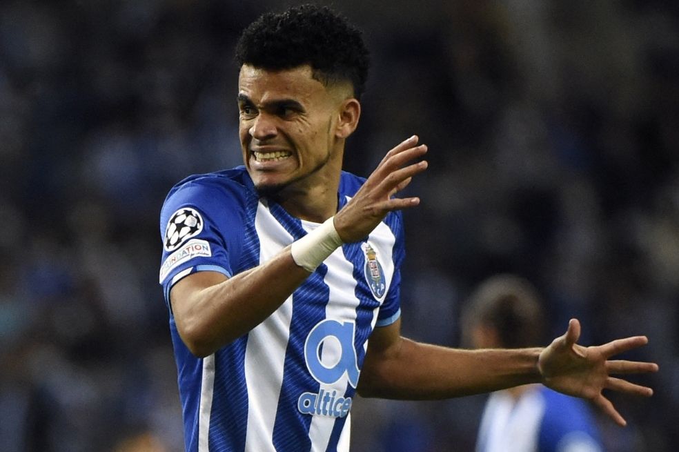 Luis Díaz se lamenta por una opción fallada en el partido contra Liverpool.