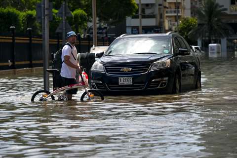 No, las torrenciales lluvias en Emiratos Árabes Unidos no fueron por “sembrar” nubes