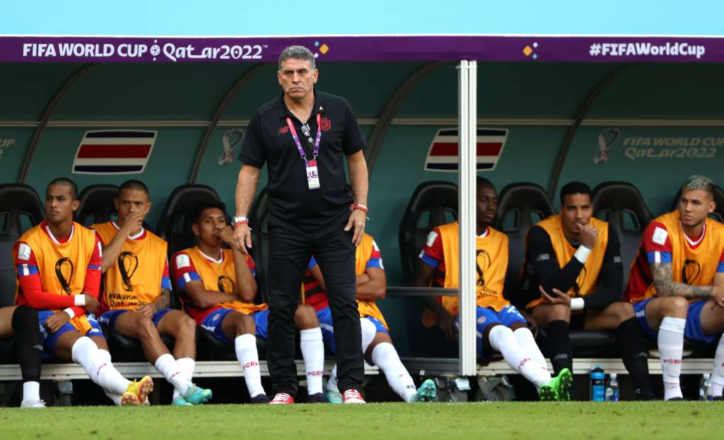 Doha (Qatar), 27/11/2022.- Head coach Luis Fernando Suarez Guzman of Costa Rica watches from the touchline during the FIFA World Cup 2022 group E soccer match between Japan and Costa Rica at Ahmad bin Ali Stadium in Doha, Qatar, 27 November 2022. (Mundial de Fútbol, Japón, Catar) EFE/EPA/Ali Haider